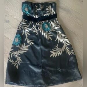 Sleeveless gray floral dress